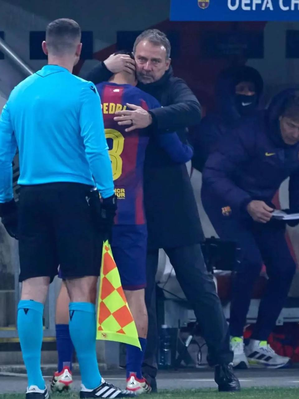 Hansi Flick le dio este abrazo de consuelo a Pedri tras salir el jugador del campo lesionado.
