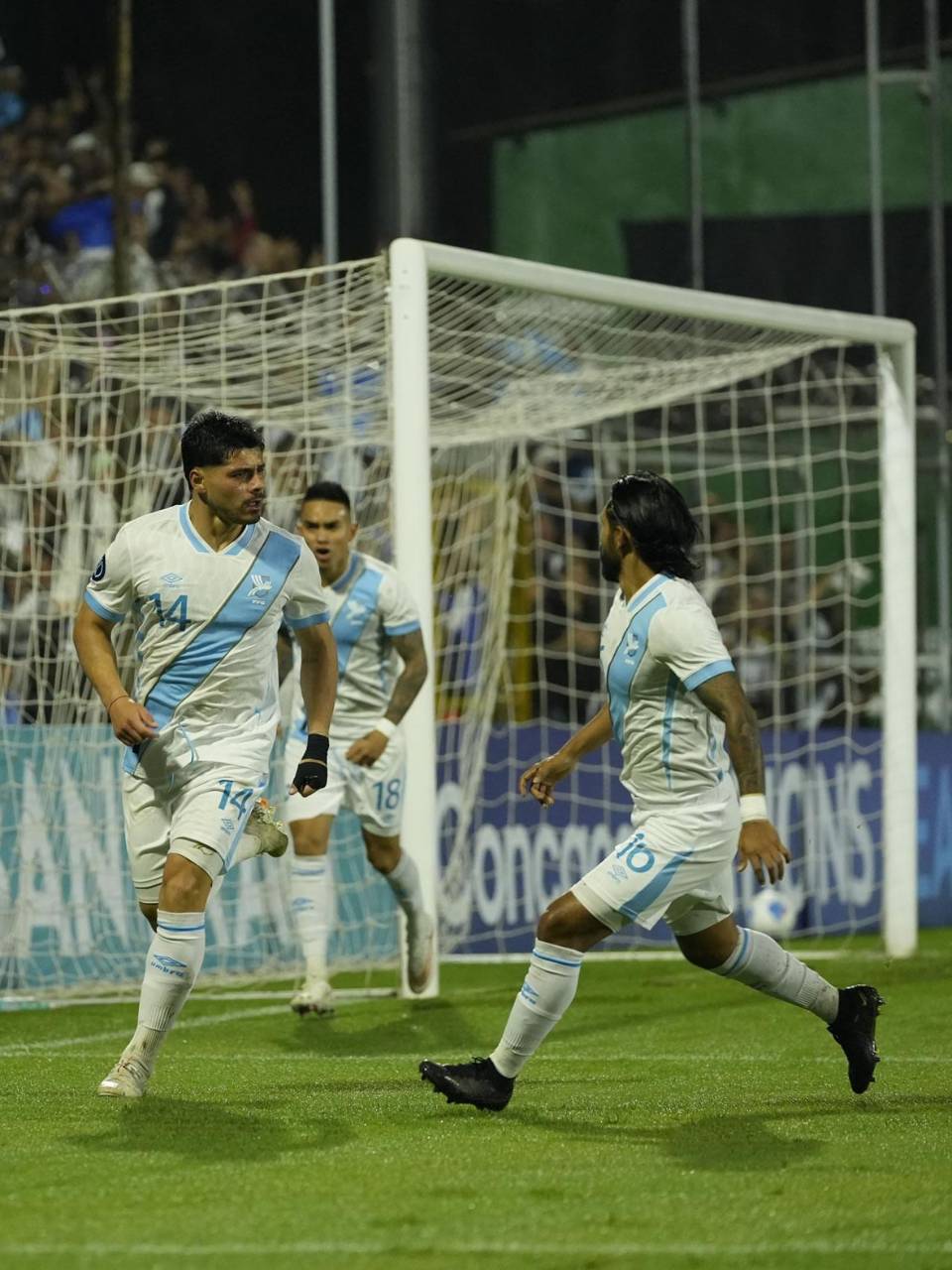 Darwin Lom celebrando uno de los goles de Guatemala contra El Salvador.