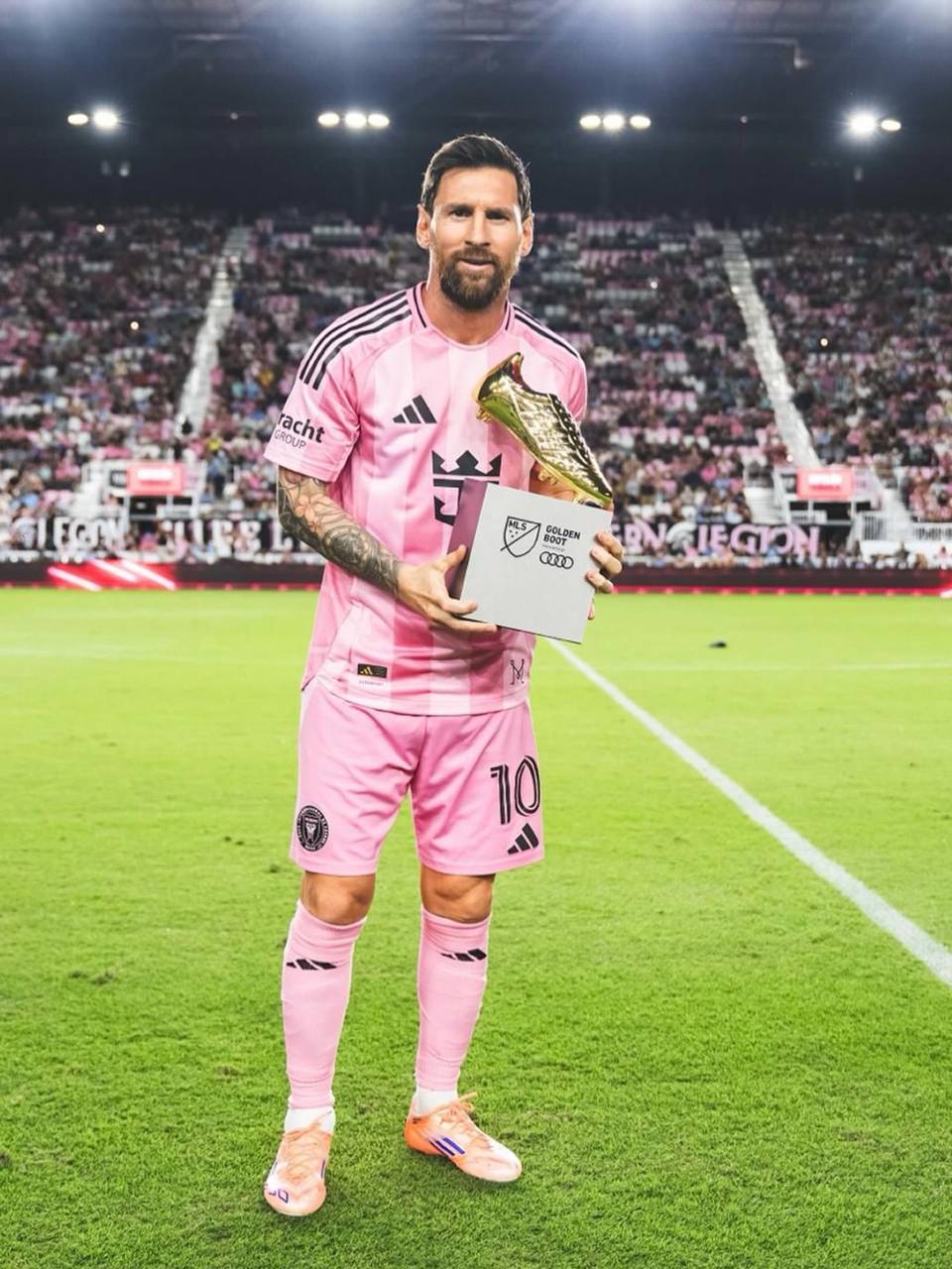 Messi posando con su Bota de Oro a máximo goleador de la temporada regular de la MLS.