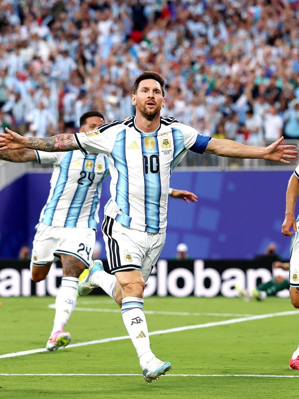 Lionel Messi festejando su primer gol del partido de Argentina ante Argelia.