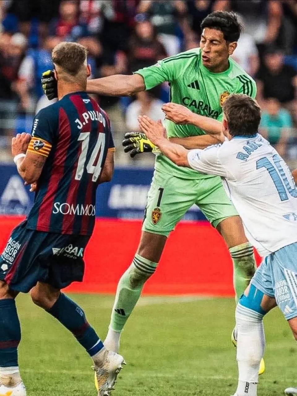 El momento del puñatazo de Esteban Andrada a Jorge Pulico en el Huesca-Zaragoza-