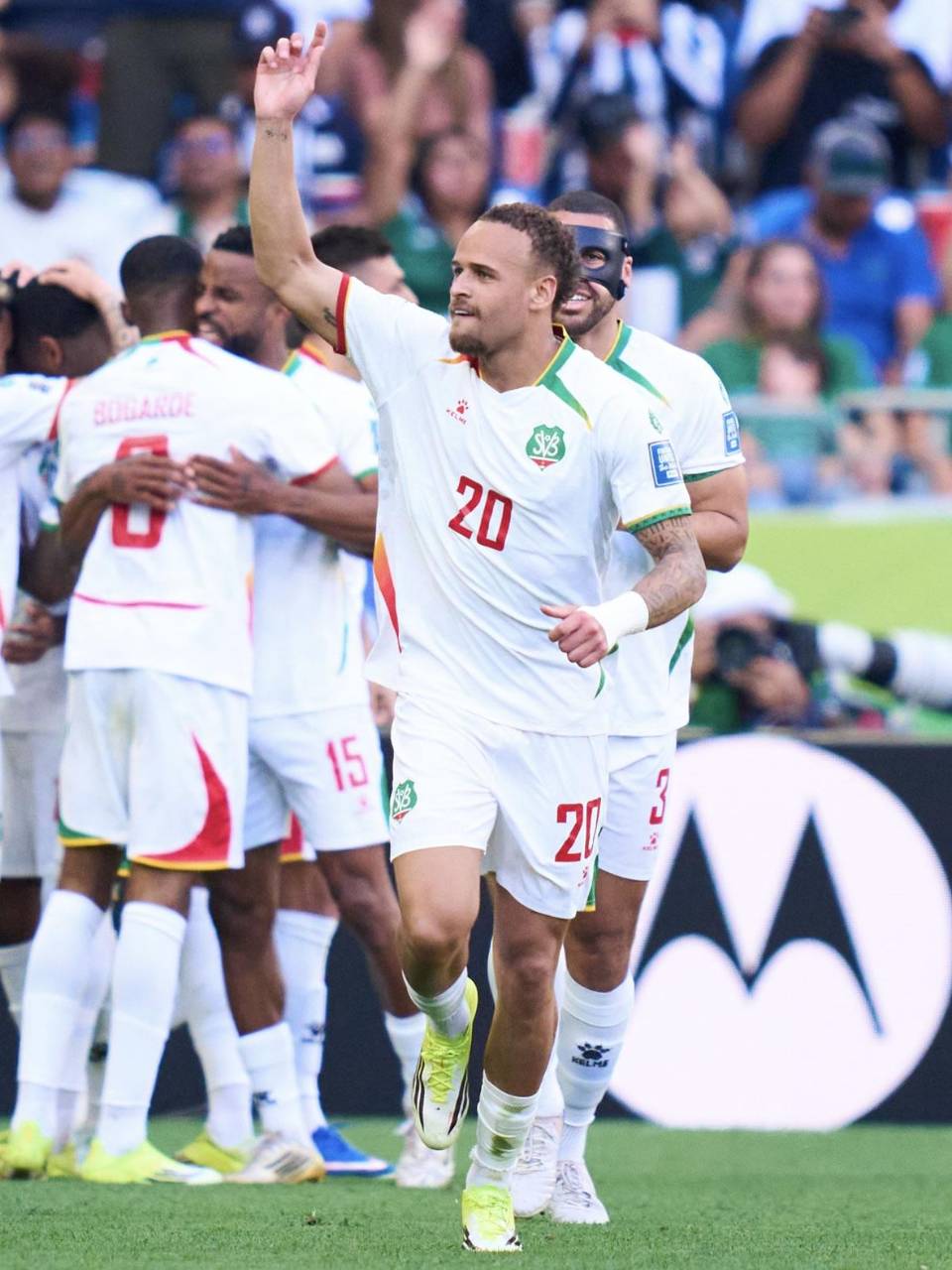 Liam van Gelderen celebrando su gol que ilusionó a todo Surinam.
