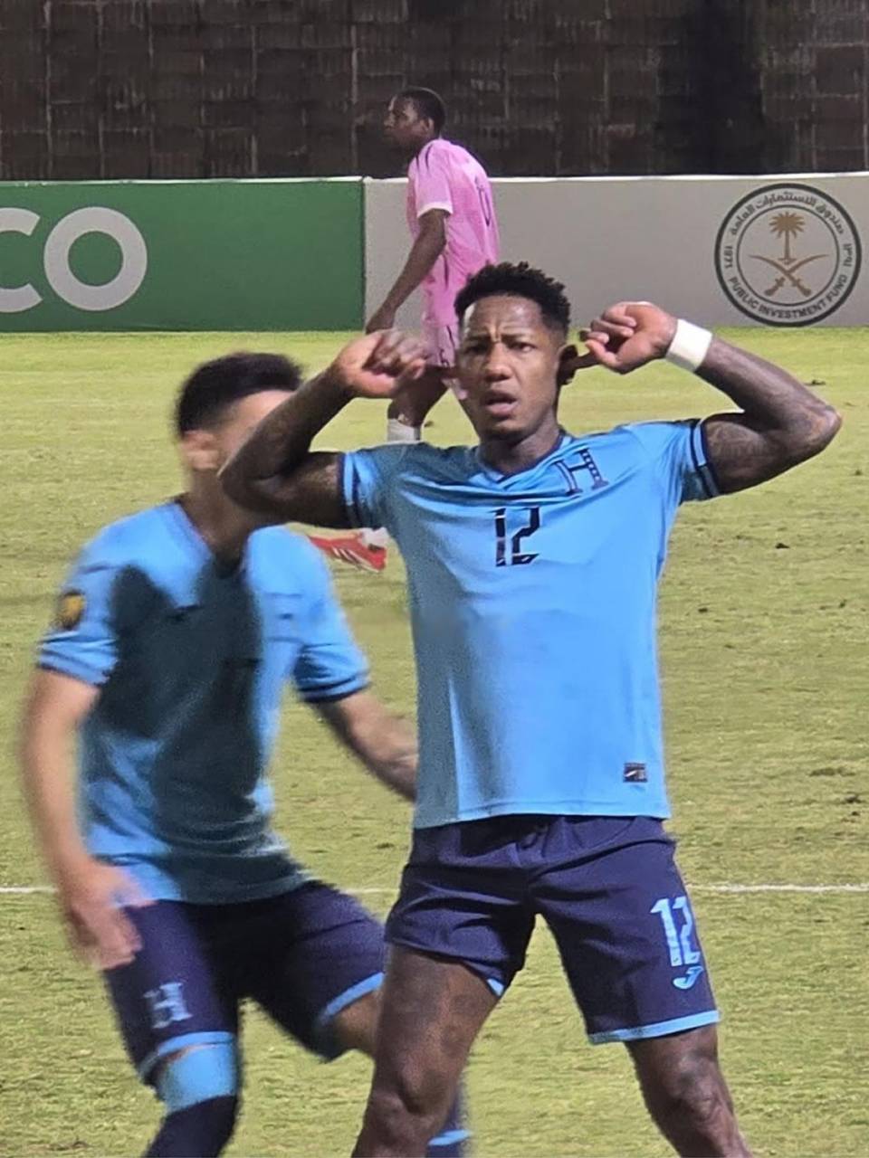 Romell Quioto celebrando su segundo gol de la noche contra Bermudas.