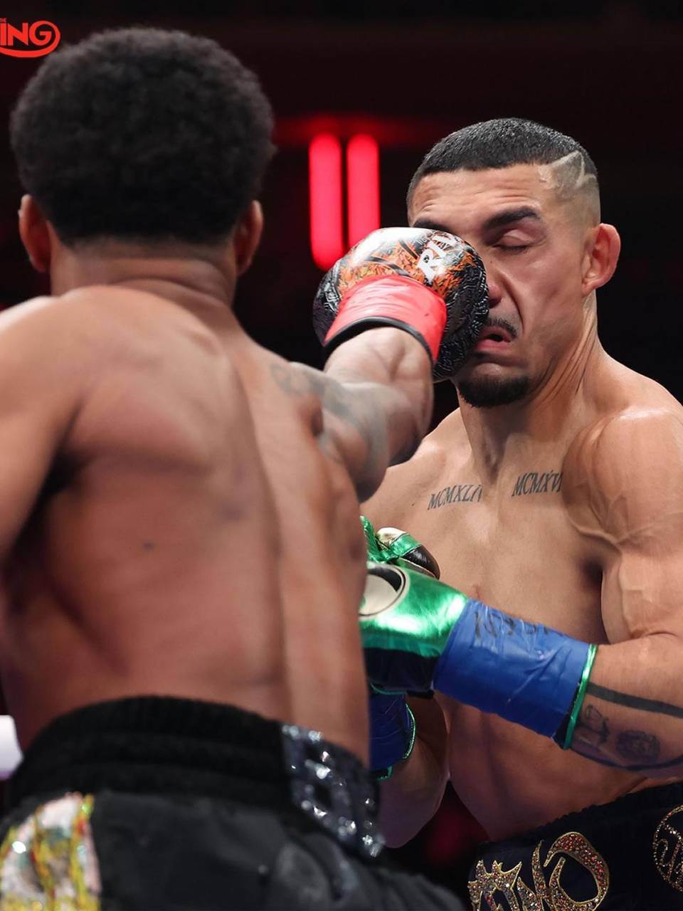 Teófimo López recibiendo castigo de parte de Shakur Stevenson.