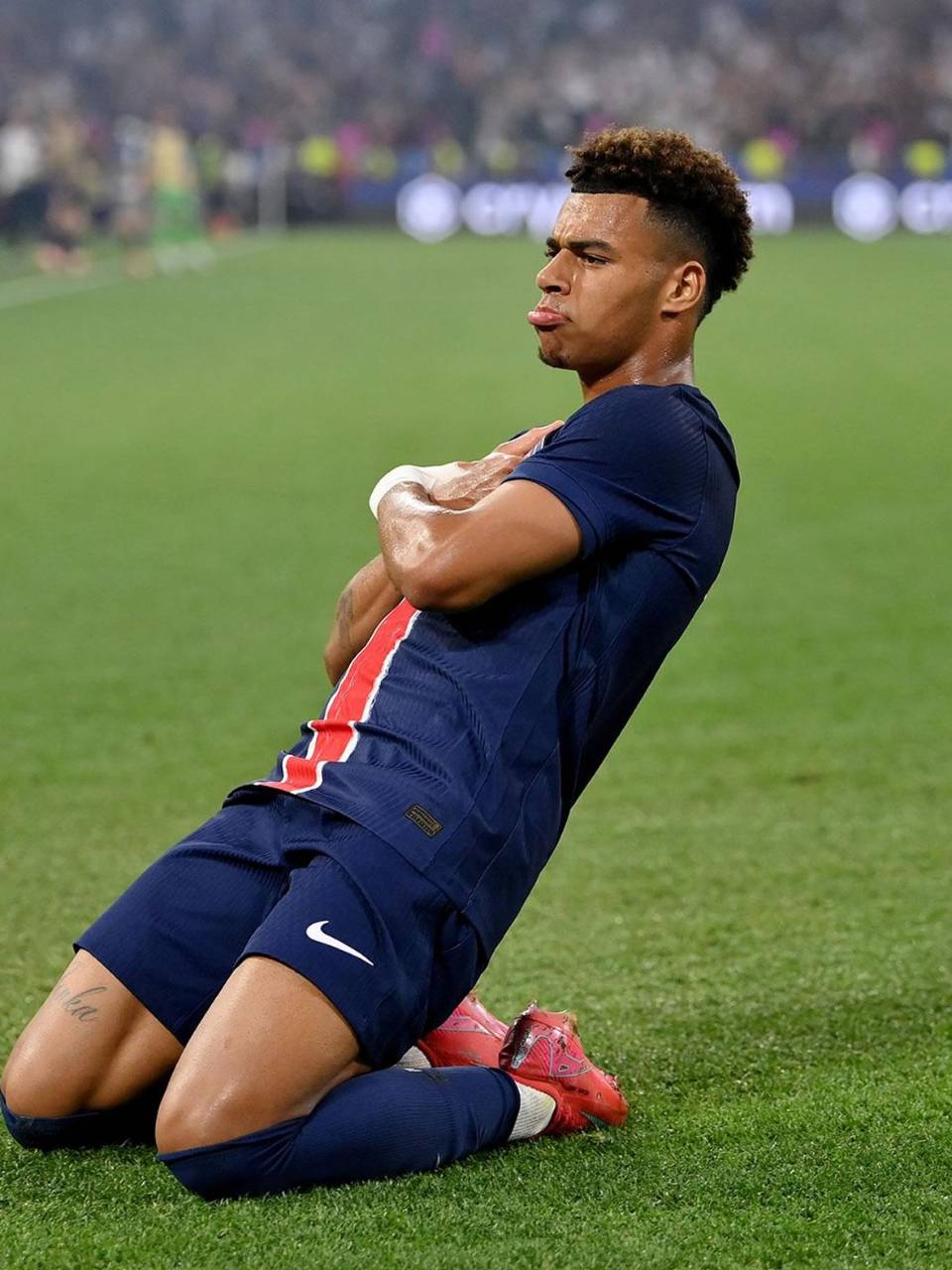 Así festejó Désiré Doué su gol para el 2-0 del PSG.