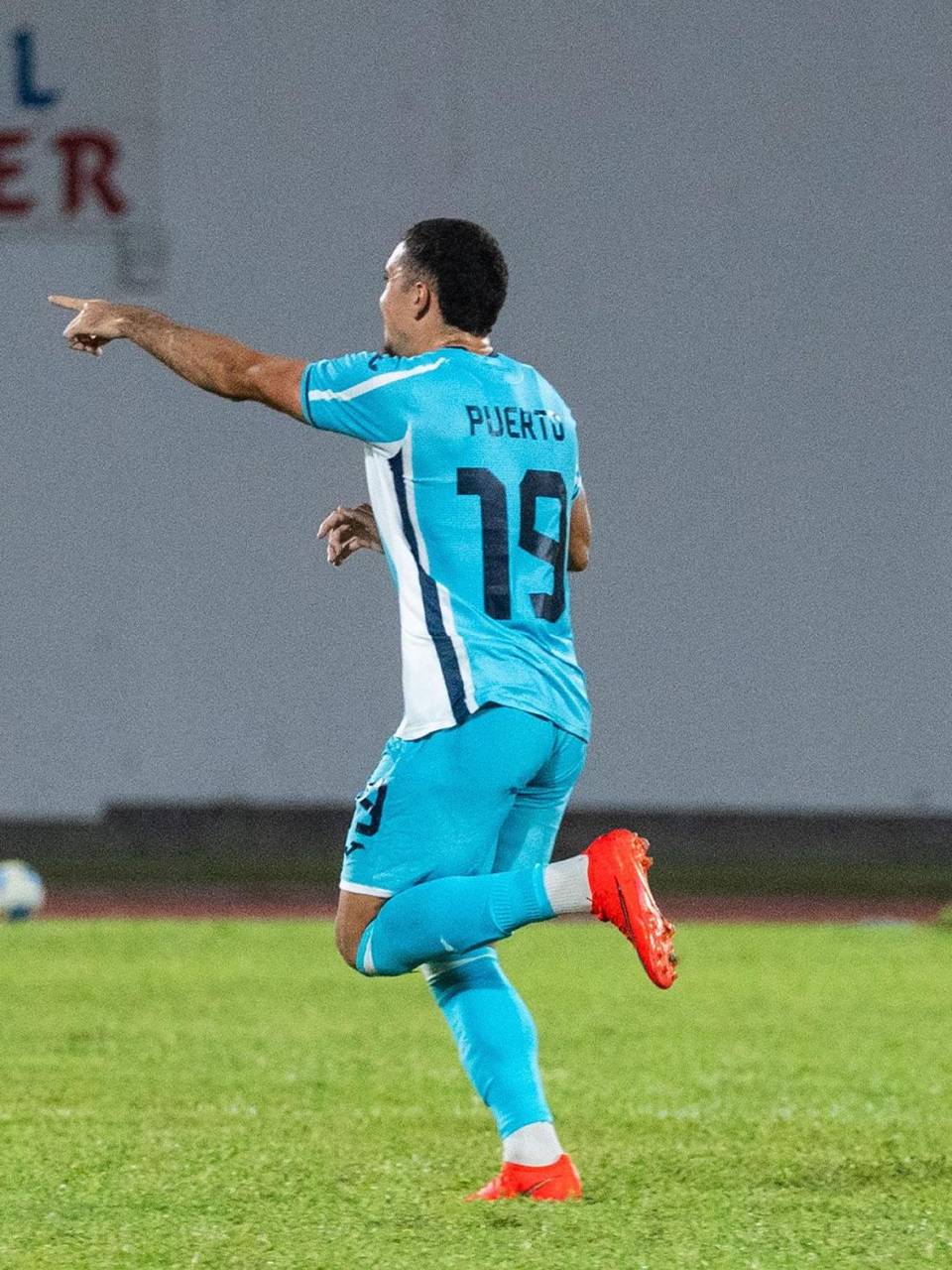 Erick 'Yío' Puerto festejando su primer gol con la Selección de Honduras.