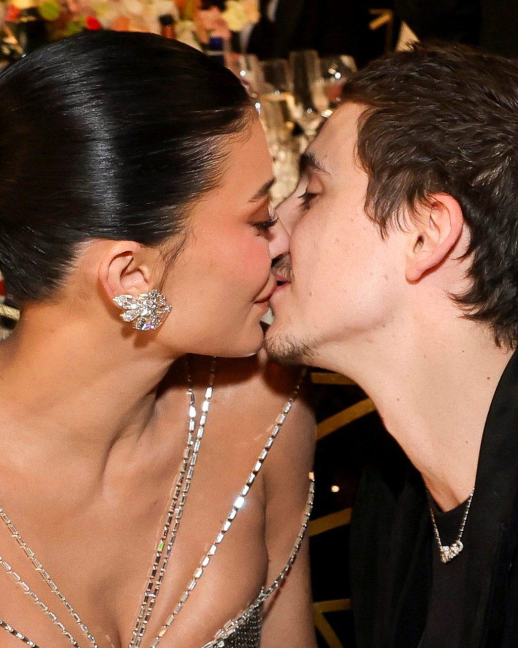 Kylie Jenner sorprende con un  vestido dorado en los Globos de Oro 2026