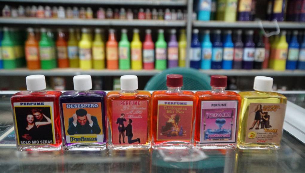 Los productos esotéricos tienen por objetivo del usuario generar amor, deseo y pasión en sus relaciones o sobre la persona deseada. Estas son las llamadas “picheteras” de 25 lempiras, las más baratas.