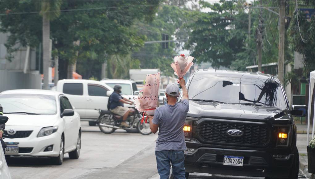 Los vendedores ya tienen preparados ramos, para los que buscan economía, hay opciones de una rosa en papel de entre 120 y 130 lempiras o solo una rosa por 45 según los comerciantes
