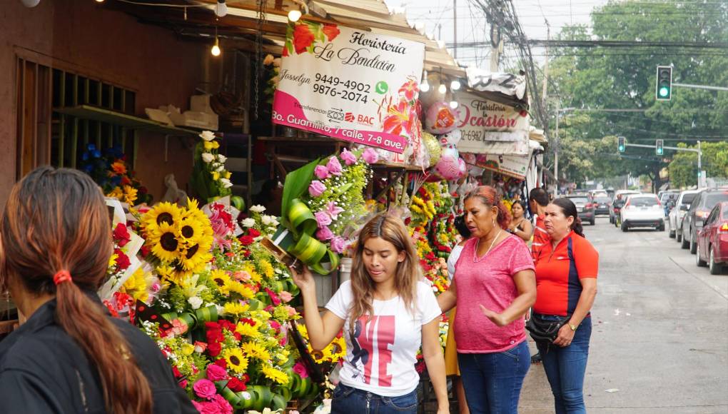 En víspera de San Valentín, los vendedores de flores tienen agenda llena de pedidos y muchos clientes se acercan a realizar sus pedidos al Mercado Guamilito, donde ellos se sitúan en mayoría.