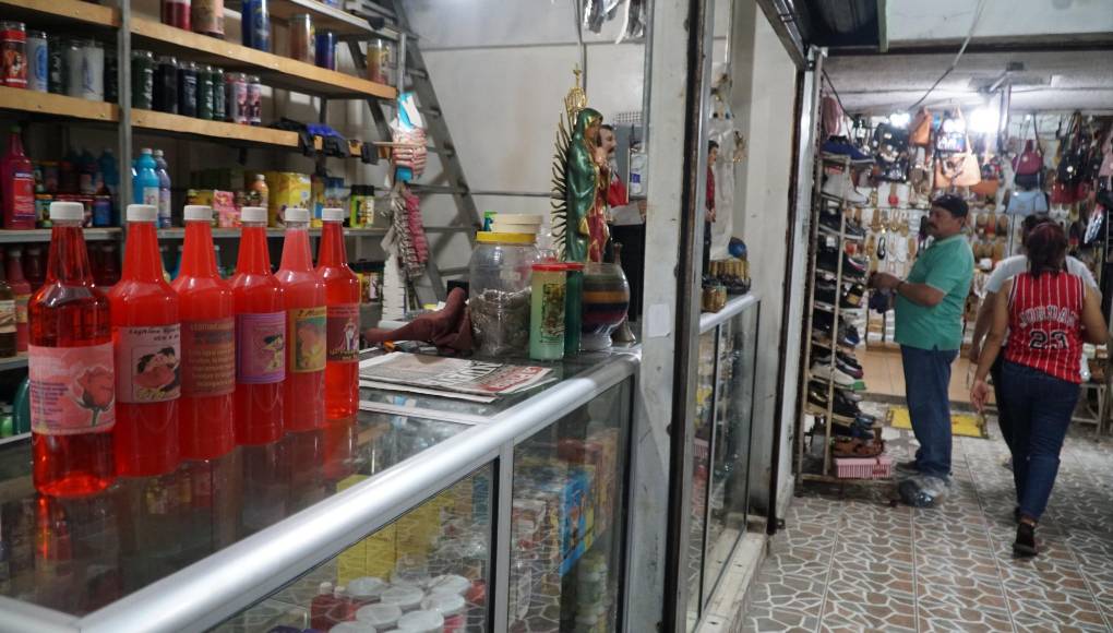 En los mercados sampedranos hay diversas tiendas dedicadas a la venta de estos productos peculiares.