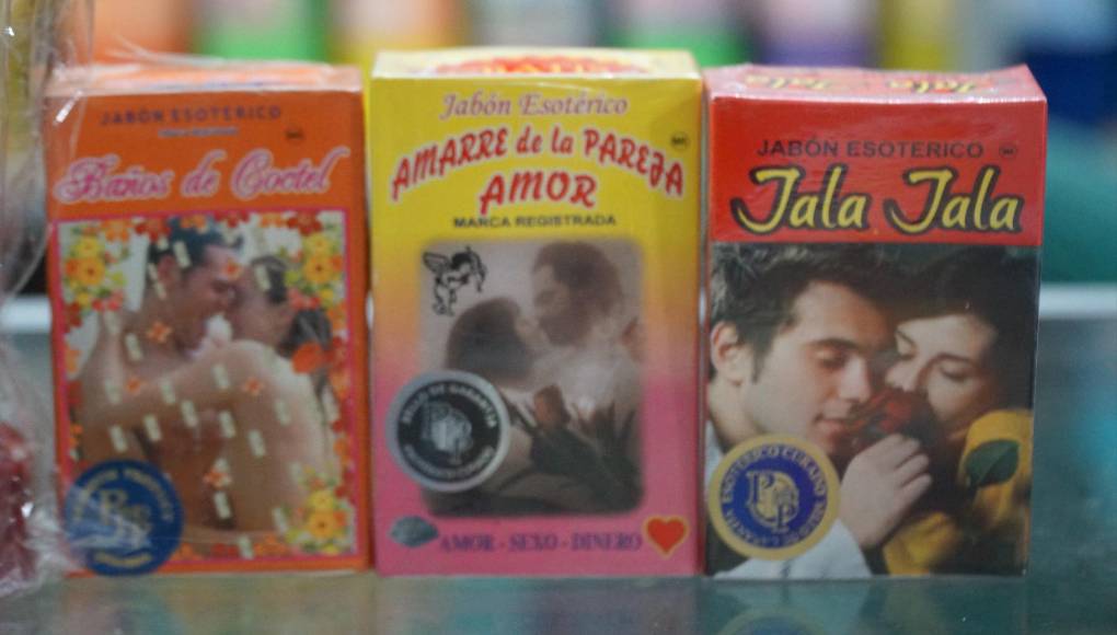 Robles dijo que personas de entre 18 y mayores de 60 años van en busca de esotéricos, las nuevas generaciones continúan con estas viejas creencias.