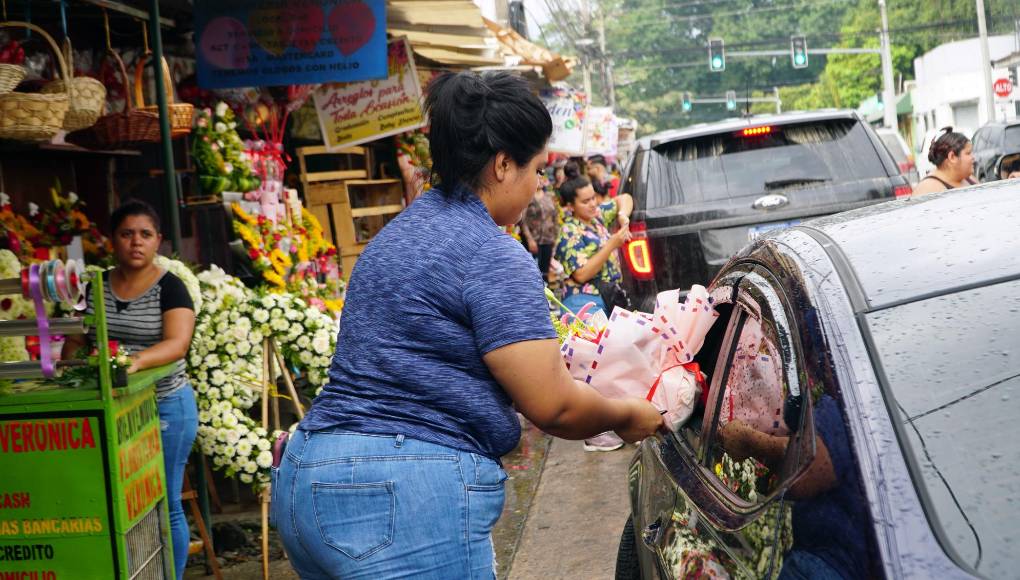 Muchos clientes ya se hacen presentes desde el 13 de febrero para comprar un detalle para sus parejas.