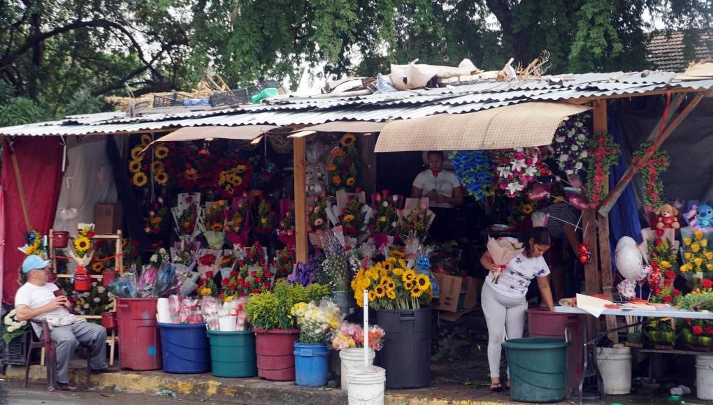 Los puestos están surtidos con flores y arreglos en base, ramos y otras opciones.