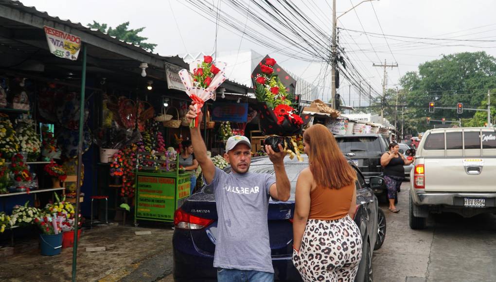 Los ramitos económicos en papel son la opción más buscada. Un arreglo de 4 a 6 rosas puede oscilar entre los 450 y 650 lempiras.