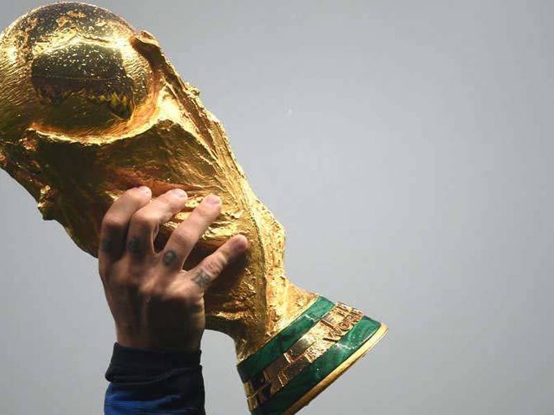 El trofeo de la Copa del Mundo en la actualidad le pertenece a la selección de Francia.
