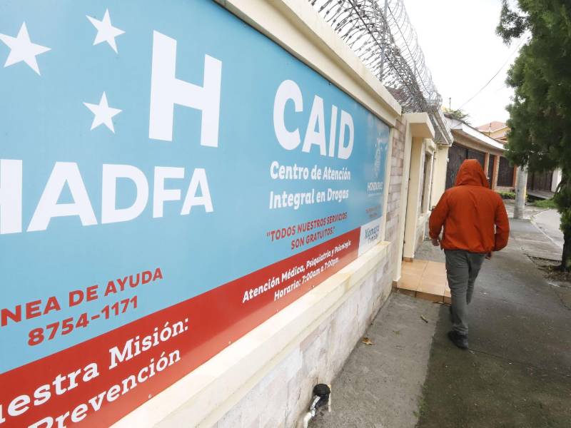 La línea de ayuda de la clínica del Ihadfa es 8754-1171 y trabajan de 7:00 am a 7:00 pm para que los trabajadores puedan acudir después de su jornada.