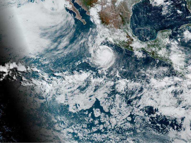 Bonnie provocará rachas de viento de 60 a 70 kilómetros por hora y oleaje de 2 a 4 metros de altura en las costas de Guerrero, en el sur de Jalisco y en Michoacán.