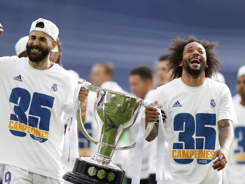 Karim Benzema y Marcelo con la Copa de la Liga española conquistada por el Real Madrid.