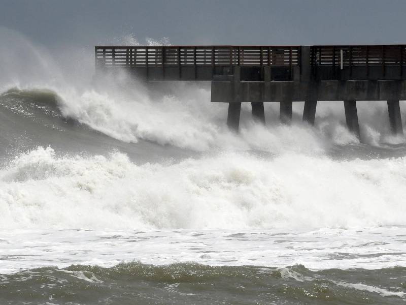 El muelle del paseo marítimo de Juno Beach, Florida (Estados Unidos), es golpeado por las fuertes olas de un huracán. Imagen de archivo.