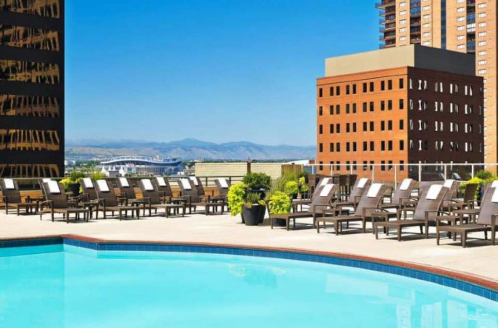 El hotel cuenta con una piscina al aire libre en su terraza y desde aquí se puede ver el estadio Empower Field. Foto www.marriott.com