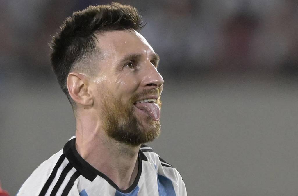 Lionel Messi observando emocionado en la pantalla del estadio Monumental un cortometraje del título mundial que ganó Argentina en Qatar.