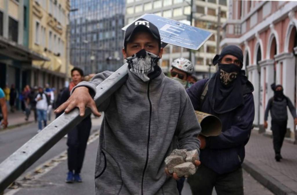 Demonstrators take part in clashes with riot police in Quito on October 7, 2019 following days of protests against the sharp rise in fuel prices sparked by authorities' decision to scrap subsidies. - Ecuador has been rocked by days of demonstrations in response to increases of up to 120 percent in fuel prices, which came into force on Thursday after the government scrapped subsidies as part of an agreement signed in March with the International Monetary Fund (IMF) to obtain loans despite its high public debt. (Photo by Cristina VEGA / AFP)