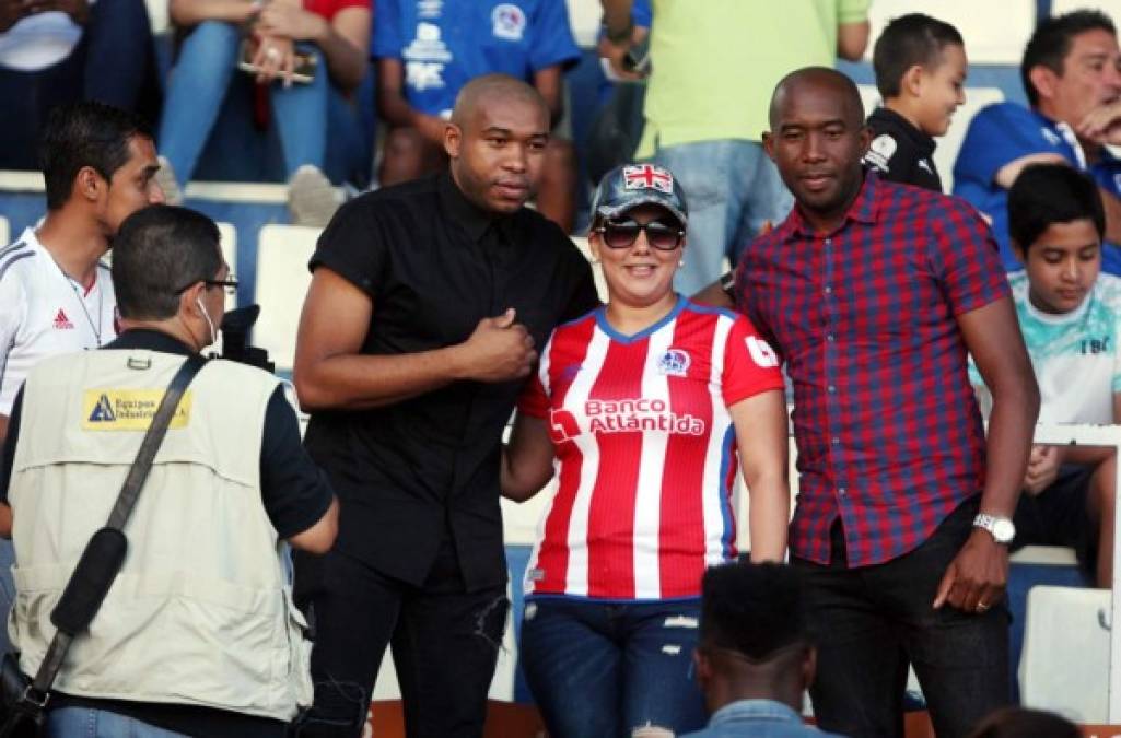 Los hermanos Palacios, Wilson y Jerry, se tomaron fotos con aficionados del Olimpia.