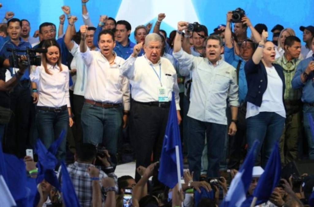 De izquierda a derecha: Olga Alvarado, designada presidencial; Reinaldo Sánchez, presidente del Partido Nacional; Celín Discua, diputado por el Congreso Nacional; Juan Orlando Hernández, presidente de Honduras y su esposa Ana García de Herrnández.