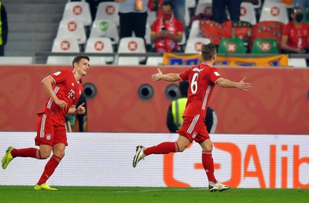 Joshua Kimmich celebrando el gol que le anuló el VAR por posición adelantada de Robert Lewandowski.