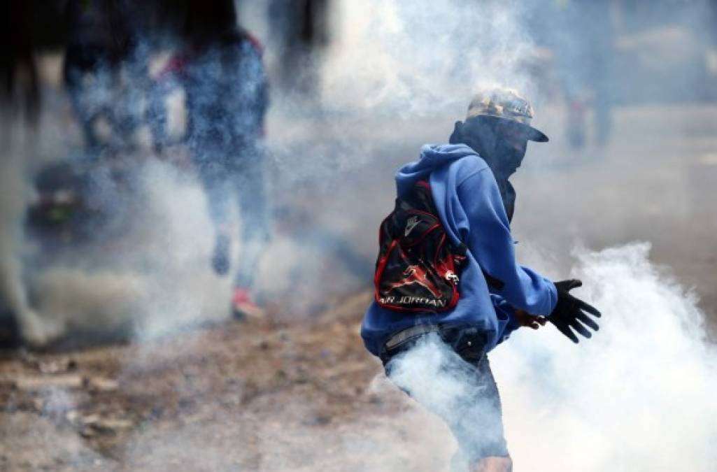 Los manifestantes aseguran que la construcción del proyecto pone en riesgo el suministro de agua potable al menos 45 comunidades cercanas a La Tigra, lo que la empresa constructora rechaza.