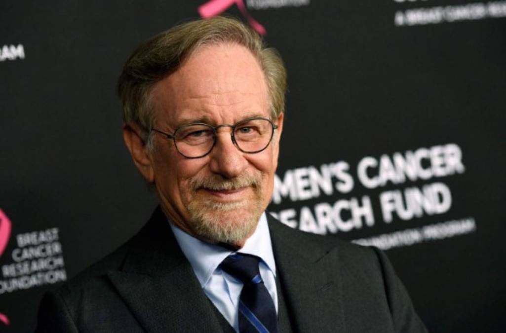 Steven Spielberg<br/><br/>A principios de 2000 el cineasta fue ingresado en el Centro Médico Cedars Sinai en Los Ángeles para que le extrajeran un riñón. Nadie sabía que había estado enfermo, para el público la noticia fue un gran shock. <br/><br/>Las declaraciones de sus publicistas dijeron que había tenido una 'irregularidad' renal y que ya estaba en casa recuperándose e incluso volviendo al trabajo. <br/><br/>Hasta la fecha el oscarizado no ha dicho nunca cuál fuel el padecimiento que lo llevó a pasar por una cirugía tan drástica.<br/>