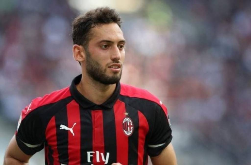 Las horas en el Milan de Çalhanoglu podría estar llegando a su fin. El medio turco quiere regresar a la Bundesliga y el Leipzig es el equipo que más se ha interesado por sus servicios.