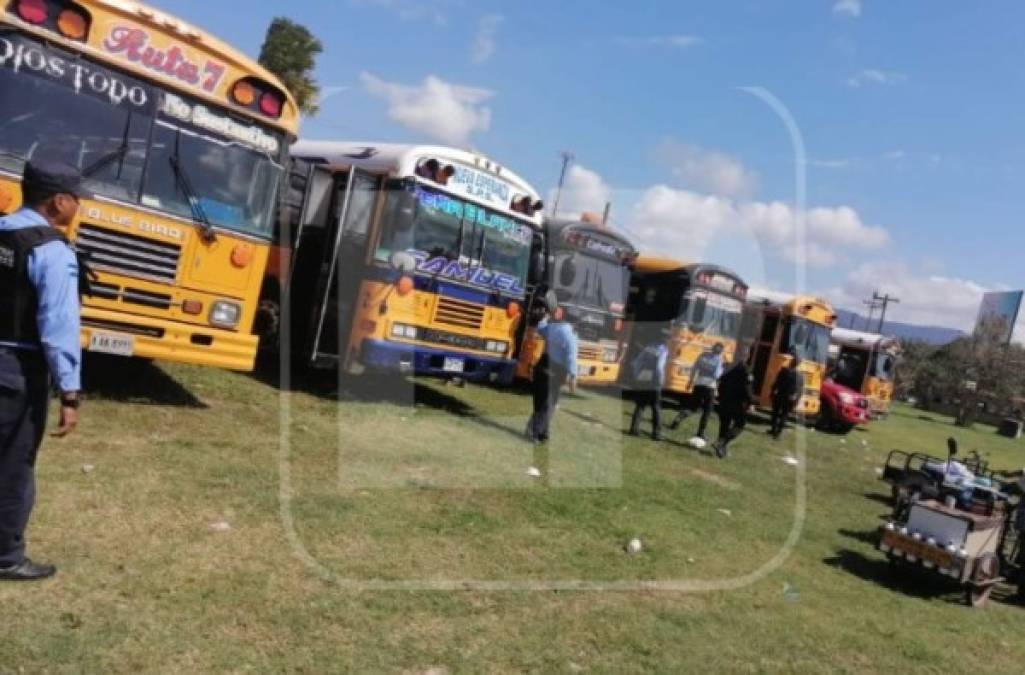 La misma tarde del 15 de marzo la Policía de Tela llegó a desalojar a los excursionistas que bañaban en las playas municipales.