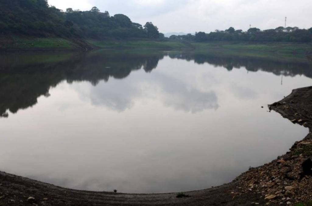 Después de una publicación de un artículo de la cadena de noticias internacionales CNN, en el que se menciona que Tegucigalpa sólo tiene agua para 20 días, el gerente administrativo de la alcaldía municipal y también del Servicio Autónomo Nacional de Acueductos y Alcantarillados (Sanaa), Roberto Zablah, desmintió la información y dijo que se cuenta con el recurso hasta la primera semana de septiembre.<br/>