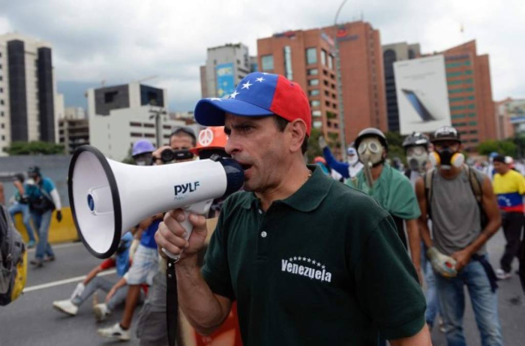 El líder opositor Henrique Capriles participó en la jornada de protestas de este día en Caracas. Capriles ha dicho que si Maduro quiere una Constituyente, debe primero consultar al pueblo en un plebiscito.