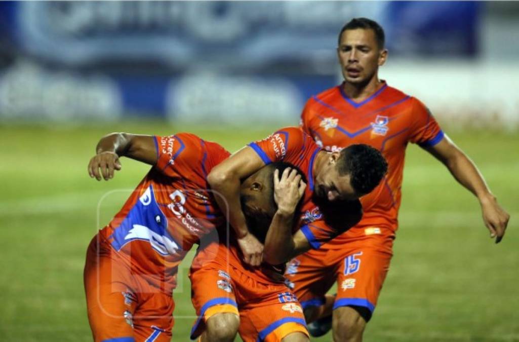 Carlos Róchez es felicitado por sus compañeros tras marcar un golazo que significó el empate 2-2 de la UPN.