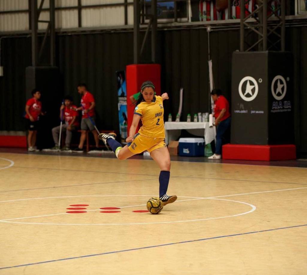 También representa a la UNAH en torneos centroamericanos de futsal, aunque como jugadora de cancha.