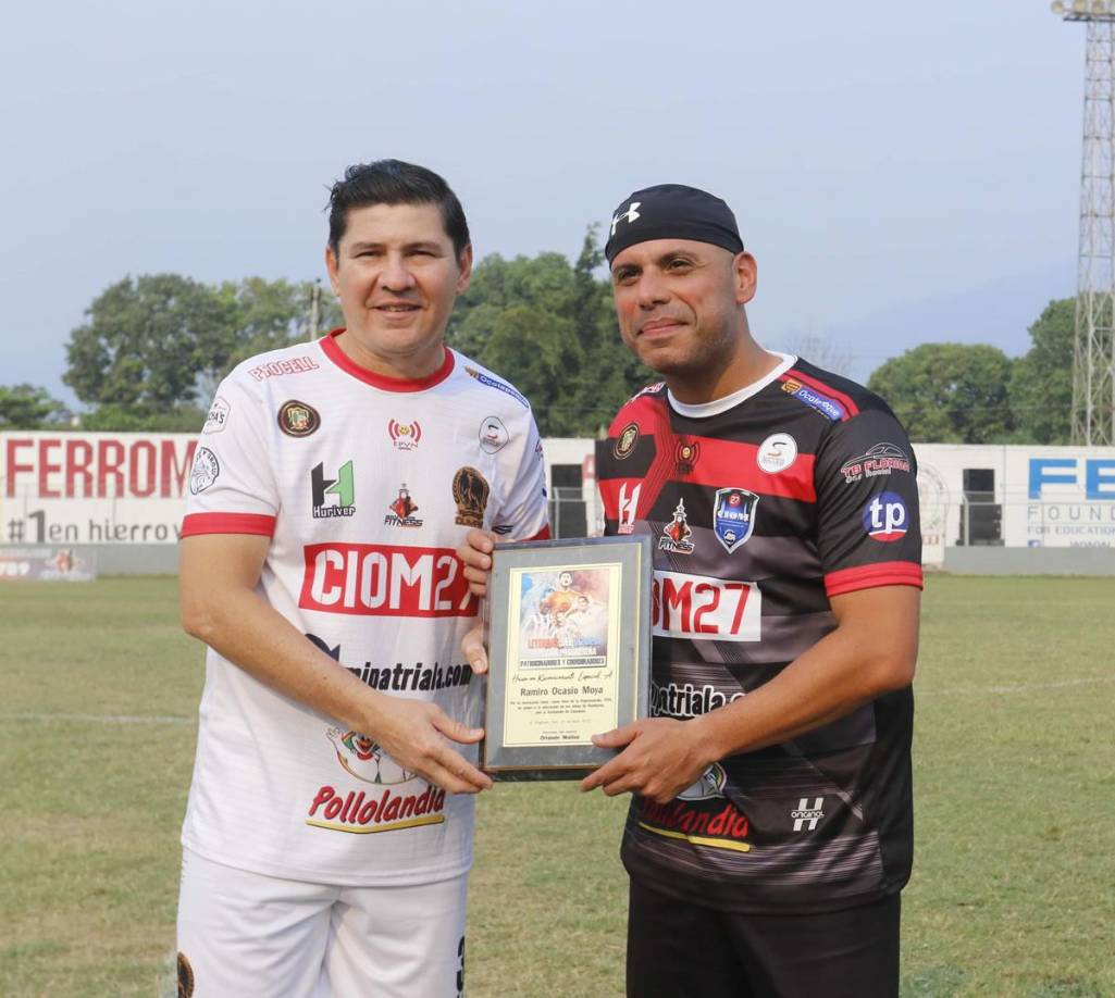 Antes del encuentro se entregaron una serie de premios a jugadores y personajes de El Progreso.