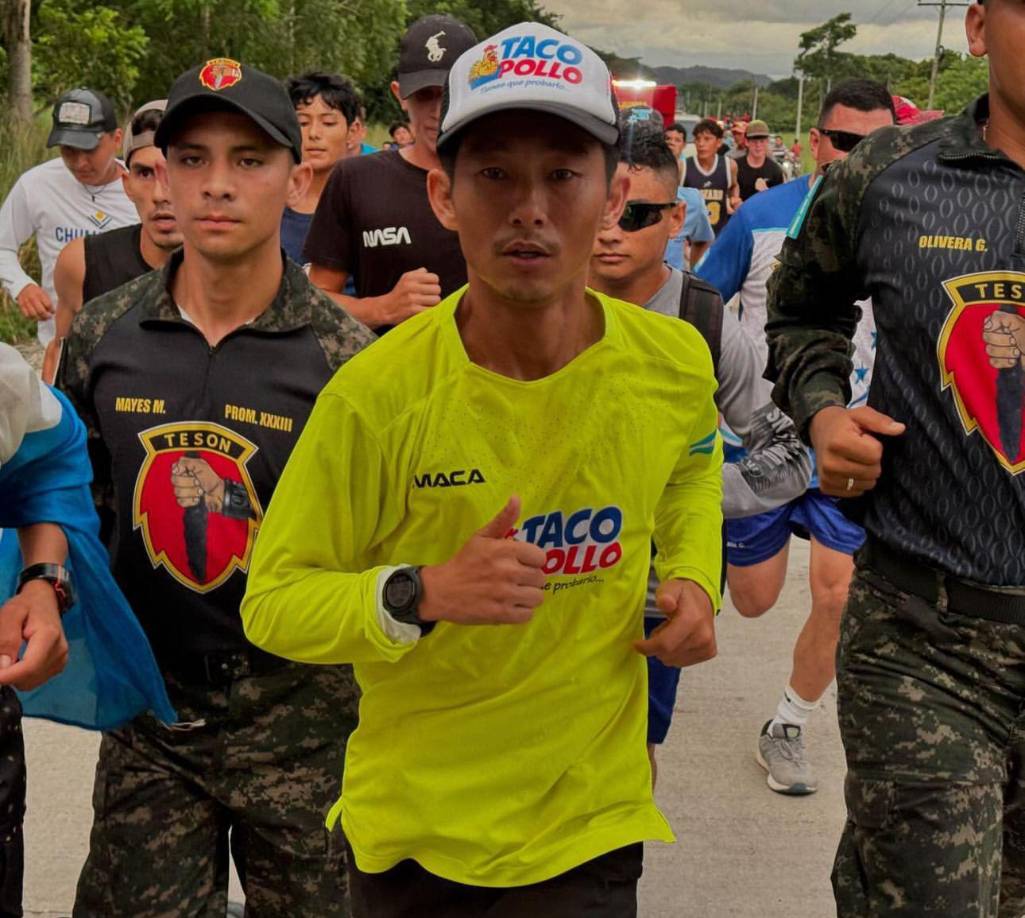 El joven de 42 años quien prontó se convertirá en padre por primera vez, destacó que en Honduras en cada sitio o tienda de conveniencia hay un guardia de seguridad con una escopeta, cosa que no ocurre en México.