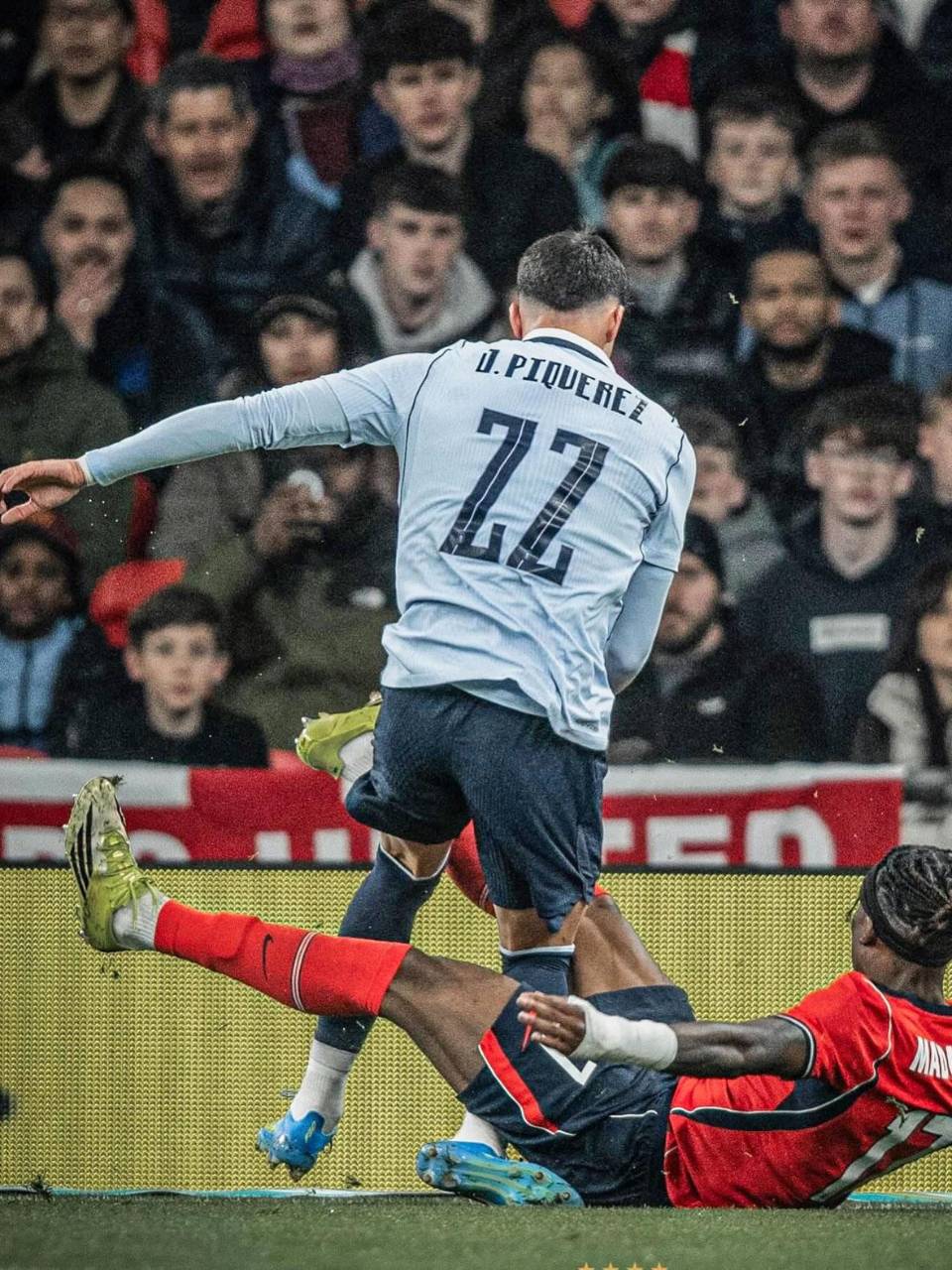 El momento de la lesión de Joaquín Piquerez en la acción con Noni Madueke.