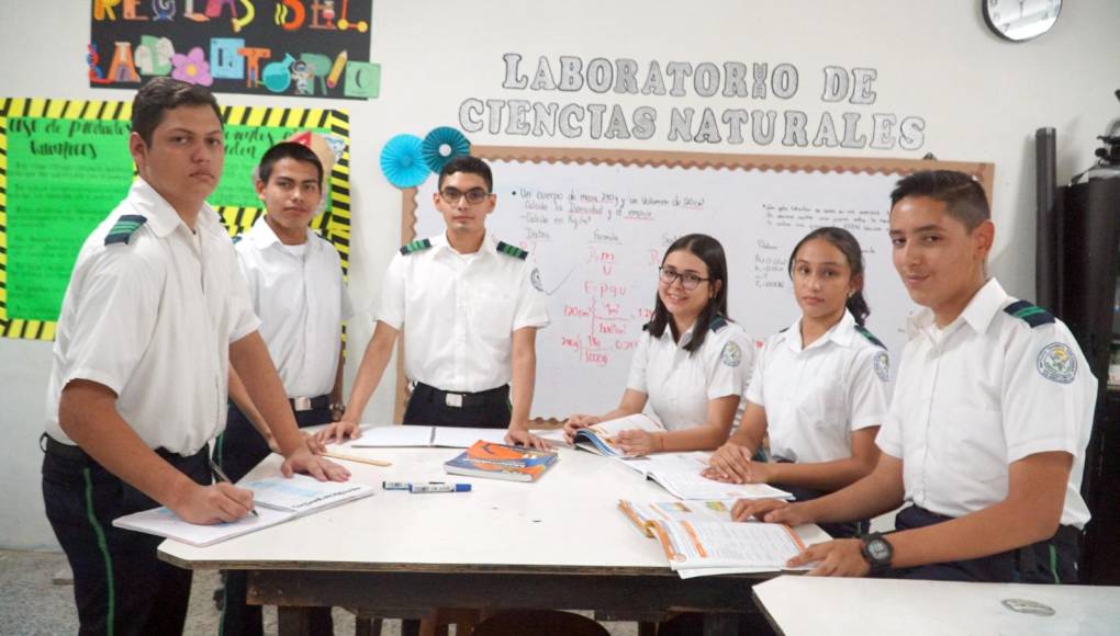 Los seis jovencitos contaron a LA PRENSA la clave del éxito de sus buenas calificaciones y el excelente rendimiento escolar que han mantenido en su trayectoria estudiantil de esta insigne institución de La Lima, Cortés.