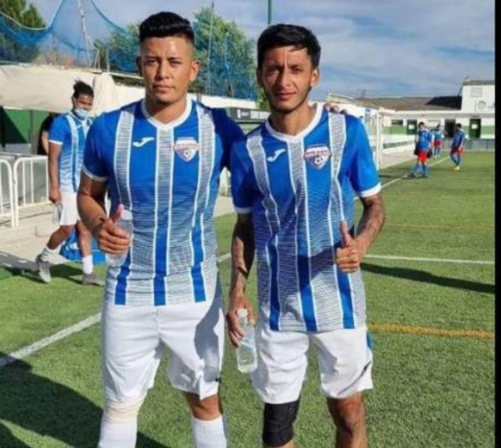 En sus ratos libres, Nelson (izquierda) también se dedica al fútbol en España y se desempeña como defensor central.