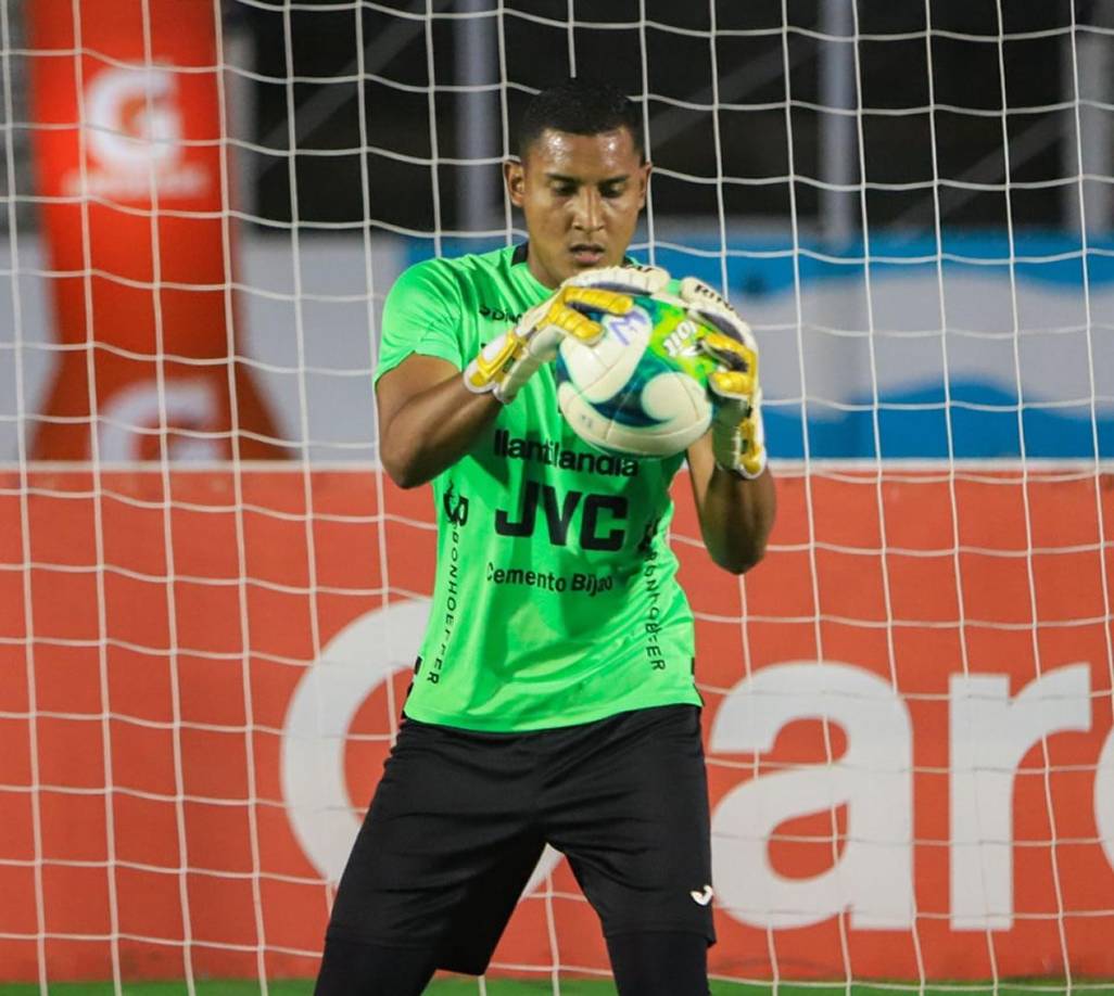El joven portero Luis Ortiz fue titular en la ida ante Motagua y hoy le toca esperar en el banco de suplentes por la vuelta de César Samudio.
