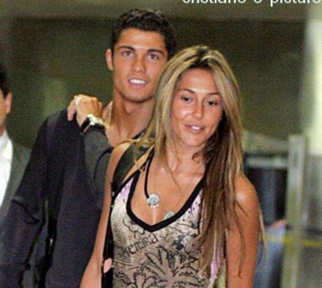 Cristiano Ronaldo cuando tenía 21 años y cuando jugaba en el Manchester United. Anduvo con Merche Romero que en aquel entonces contaba con 29 años.