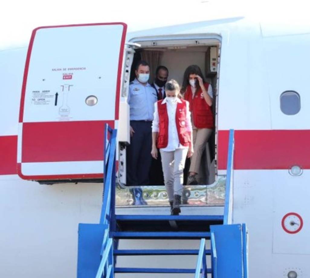 La agenda de doña Letizia en Honduras se va a concentrar en unas seis horas, en las que mantendrá un primer encuentro con el presidente, Juan Orlando Hernández, y su esposa, Ana García, en el aeródromo de San Pedro Sula y un almuerzo como colofón de la visita.