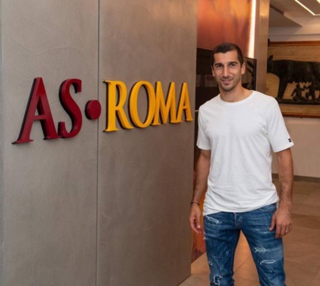 El centrocampista ofensivo Henrikh Mkhitaryan, cedido la temporada pasada a la AS Roma por el Arsenal, seguirá en el conjunto italiano luego de que ambos clubes llegaron a un acuerdo.No se precisó la duración de su contrato con la Roma.