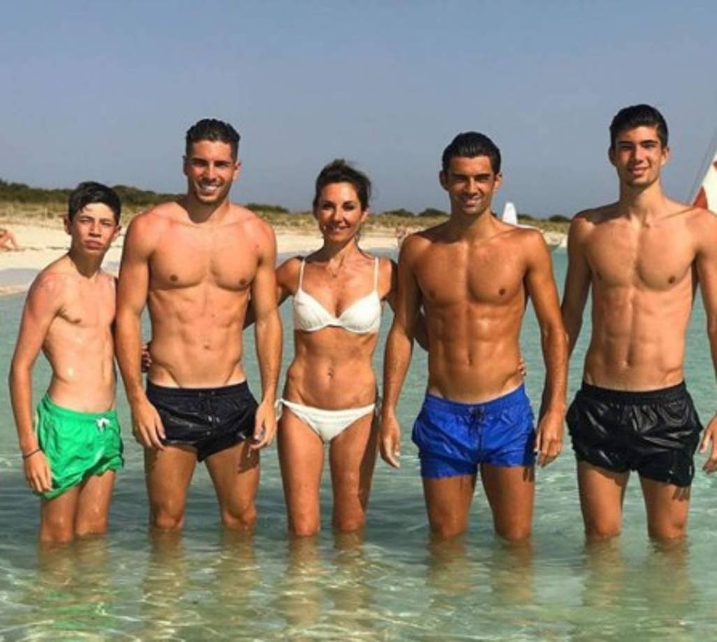 Véronique, quien no es amante de las redes sociales ya que tiene una cuenta en Instagram privada, suele aparecer en las publicaciones de sus hijos mayores.