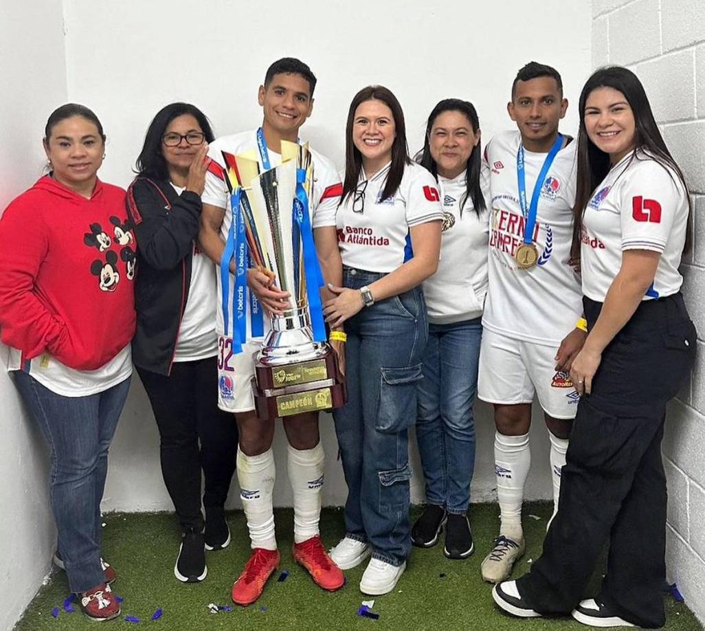 Daniela Hernández, futura esposa de Carlos Pineda, es hermana de la novia de Edwin Rodríguez.