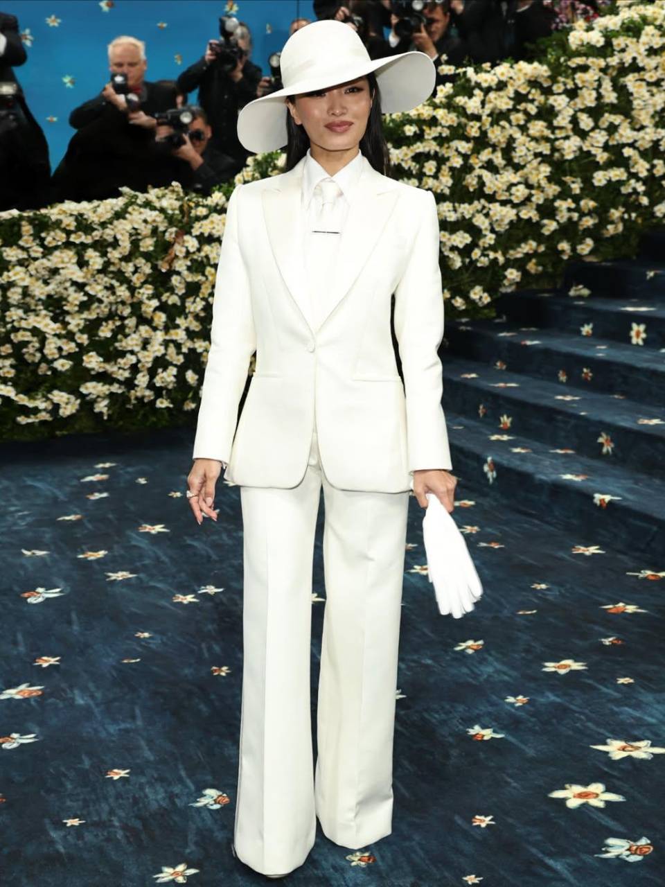 Anna Sawai, de 32 años, optó por un traje similar de Dior.